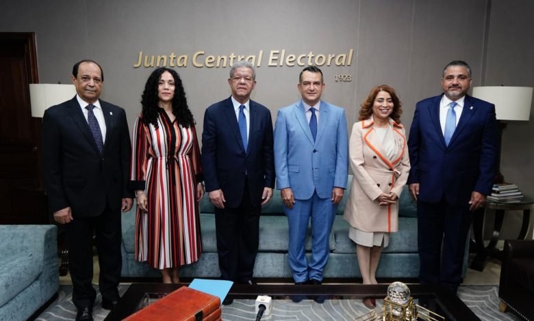 Photo of Leonel deposita ante la JCE padrón de su partido Fuerza del Pueblo