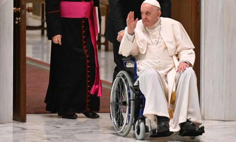 Photo of Dolor de rodilla del papa Francisco lo obliga a cancelar misa del Corpus Christi