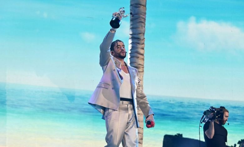 Photo of Bad Bunny se convierte en el primer latino en ganar “Artista del Año” en los MTV Video Music Awards