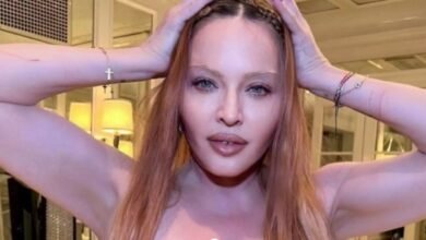 Photo of Madonna posa en topless en sus redes sociales