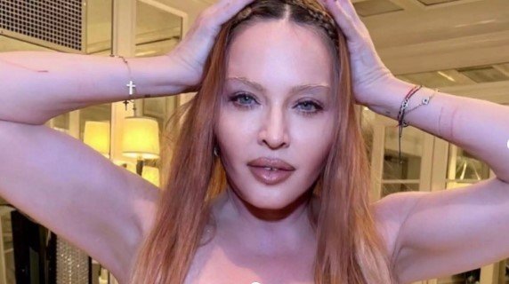 Photo of Madonna posa en topless en sus redes sociales