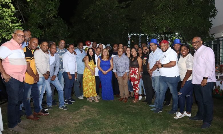Photo of Diputada Ana María Peña y Frank Soto organizan agasajo a los medios de comunicación de SDO