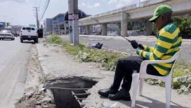 Photo of Descuido en la autopista Duarte por hoyo en acera