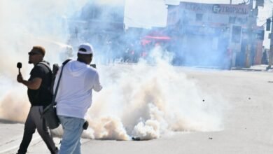 Photo of El caos se apodera de la marcha en Friusa; equipo de END entre los afectados por bombas lacrimógenas  