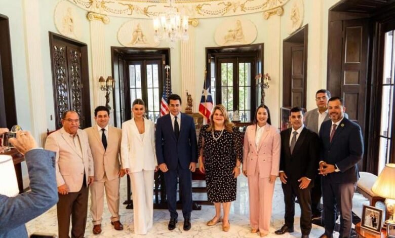 Photo of David Collado firma acuerdo con la gobernadora de Puerto Rico