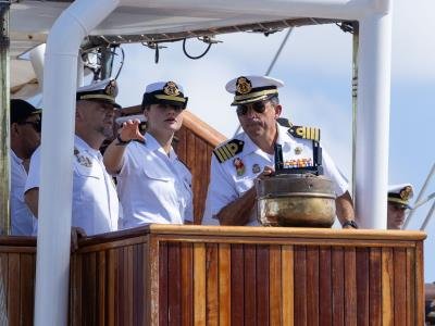 Photo of La princesa Leonor en los mandos de navegación al arribar a RD