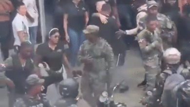 Photo of Trifulca en tienda Mudan durante operativo de Migración en la Av. Duarte
