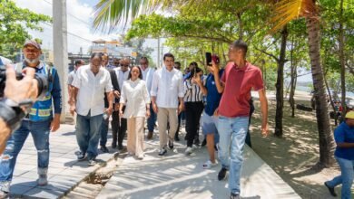 Photo of David Collado sorprende a obreros en el Malecón de Haina: “Si hay que meterle mano, ¡se le mete! Esto es para el pueblo”