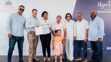 Photo of Mived entrega 90 títulos de propiedad a familias en Bayaguana