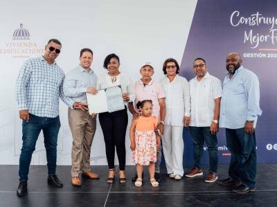 Photo of Mived entrega 90 títulos de propiedad a familias en Bayaguana