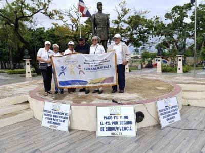 Photo of Maestros jubilados protestan en Higüey