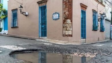 Photo of Tubería rota de aguas negras causa gran hoyo en la Zona Colonial