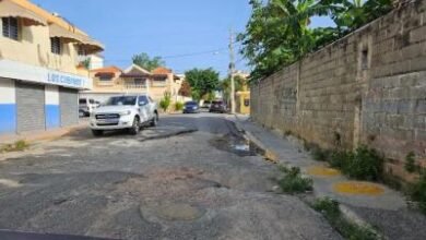 Photo of Un niño cuestiona  al alcalde Dío Astacio por hoyos en las calles