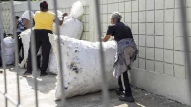 Photo of Familias intercambian plásticos por útiles escolares en el DN