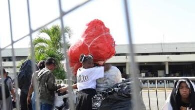 Photo of Cientos acuden a cambiar plásticos por útiles escolares