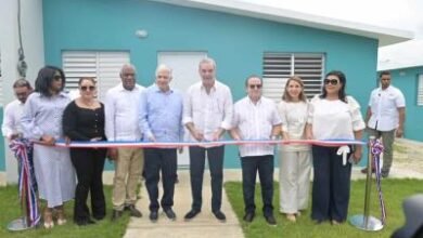 Photo of Abinader entrega 70 viviendas a familias desalojadas en Imbert