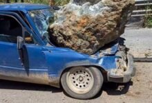 Photo of Roca cae sobre vehículo en la avenida del Puerto Jarabacoa
