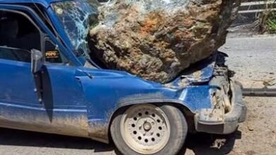 Photo of Roca cae sobre vehículo en la avenida del Puerto Jarabacoa