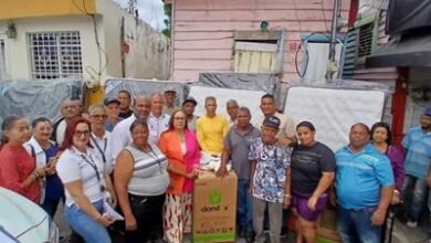 Photo of Gobierno asiste a familias afectadas por incendio en Santiago