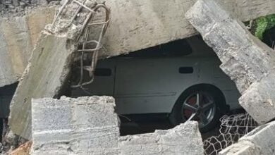 Photo of Médico y obrero se salvan de milagro al colapsar casa en San Cristóbal