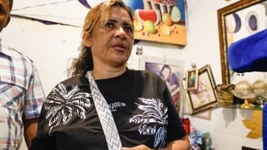 Photo of Madre de joven asesinado en Herrera acusa a policías de burlas