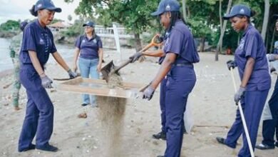Photo of Agentes al 100: jornada de limpieza en Playa de Montesinos