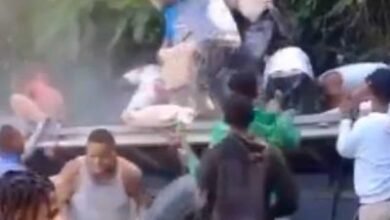 Photo of Una patana cargada de cemento se accidenta en San Cristóbal