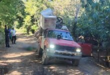 Photo of Hombres mueren electrocutados al caer cable eléctrico en su camioneta