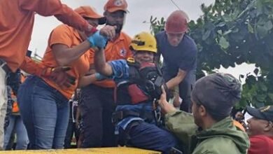Photo of Defensa Civil realiza rescata con vida a pescador que cayó al mar