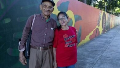 Photo of San Valentín: un amor de 65 años que sigue celebrando frente al mar