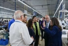 Photo of Embajadora de EE. UU., Leah Campos, visita el parque industrial Codevi