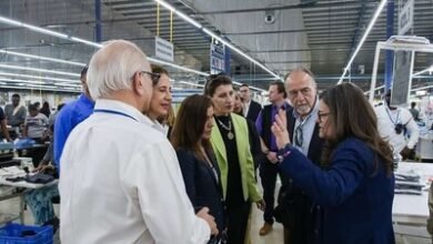 Photo of Embajadora de EE. UU., Leah Campos, visita el parque industrial Codevi