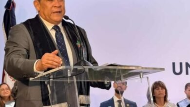 Photo of Estudiante becada por el Mescyt se gradua con honores en Unicaribe