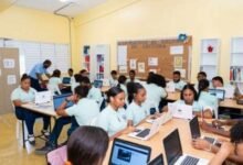 Photo of Estudiantes aprenden inglés a través de plataformas digitales
