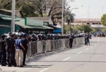 Photo of Fuerte contingente policial ejecuta desalojo en Teleofertas