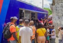 Photo of Gobierno entrega ayuda a afectados por lluvias en Villa Altagracia