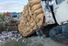 Photo of La Vega: colapsa puentr tras paso de camión cargado de arroz