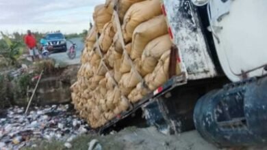 Photo of La Vega: colapsa puentr tras paso de camión cargado de arroz