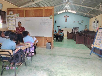Photo of Estudiantes tienen 4 años recibiendo clases en iglesia en Santiago