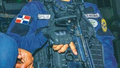 Photo of Agentes manchan uniforme con feminicidios