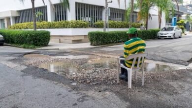 Photo of Miles de galones perdidos: avería recurrente afecta calle en Naco