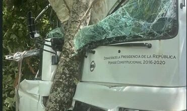 Photo of Tres estudiantes y conductor heridos en accidente de autobús escolar
