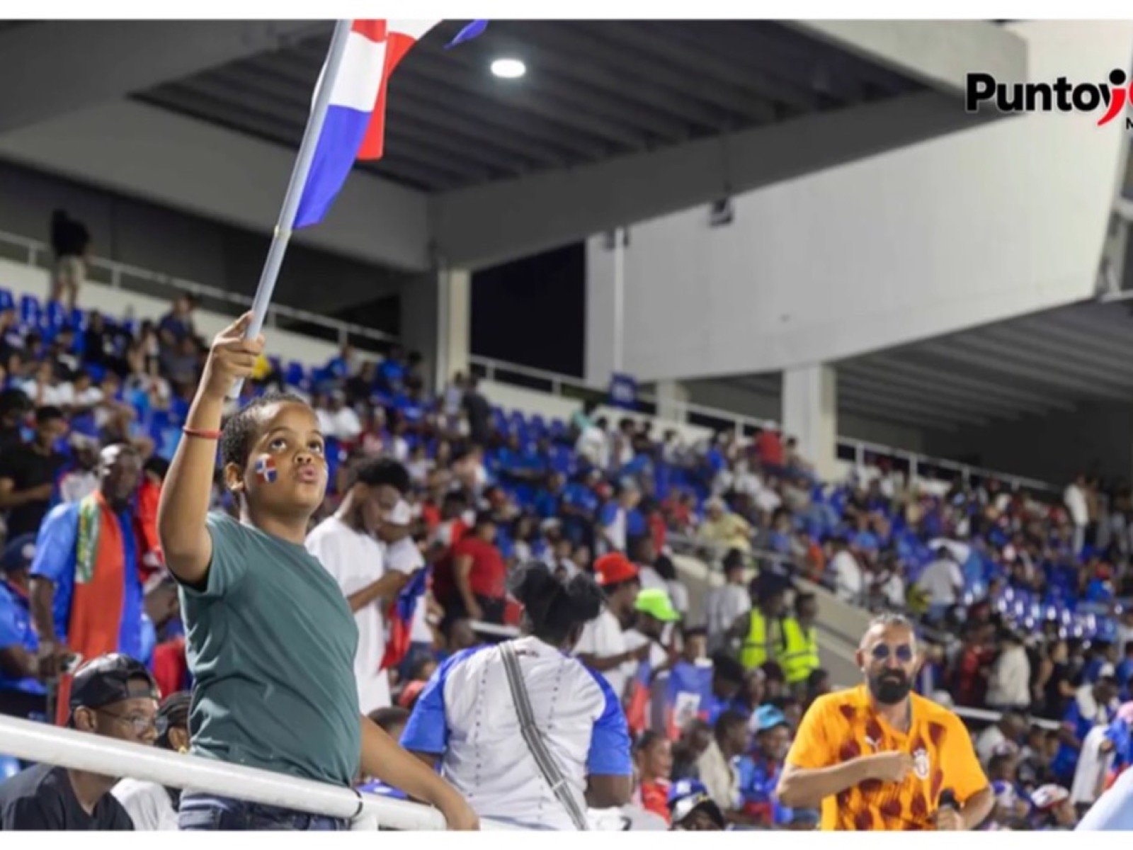 Acceso del Estadio Olímpico Félix Sánchez durante el partido de fútbol entre República Dominicana y Haití.