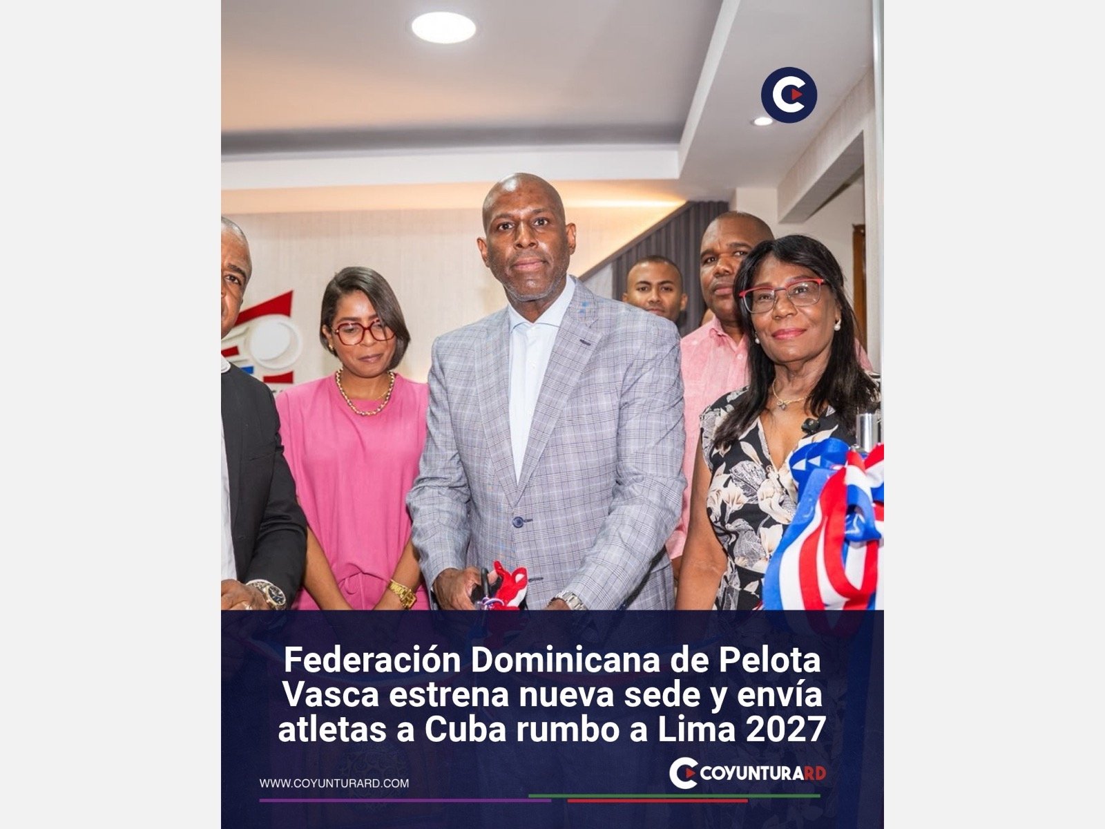 Directivos y atletas de la Federación Dominicana de Pelota Vasca durante la apertura de su sede en Santo Domingo.